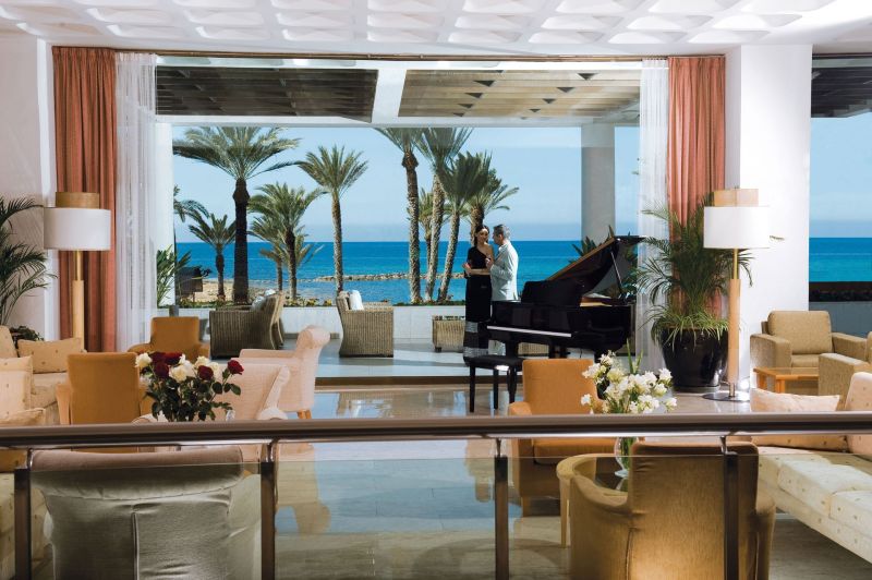 03-pioneer-beach-hotel-lobby-couple_resized